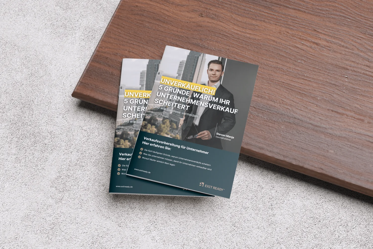Gedruckte Ausgabe des Exit Ready Leitfadens auf einem Tisch