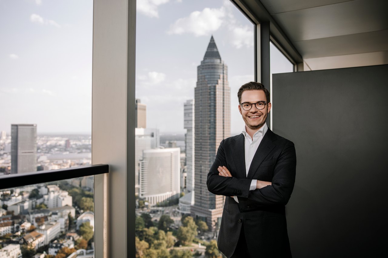 Steven Manja vor der Frankfurter Skyline
